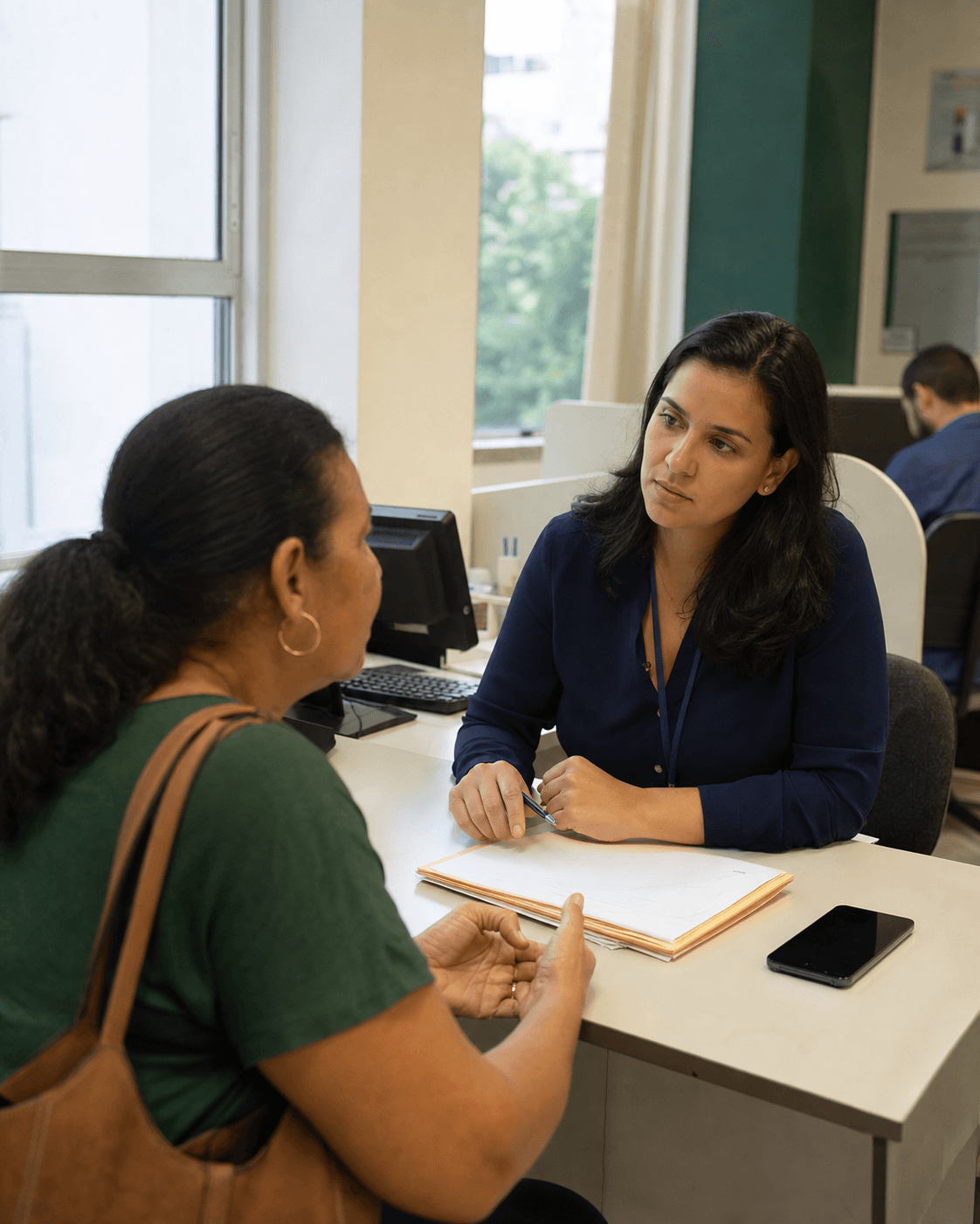 Cidadã conversando com uma assessora durante um atendimento